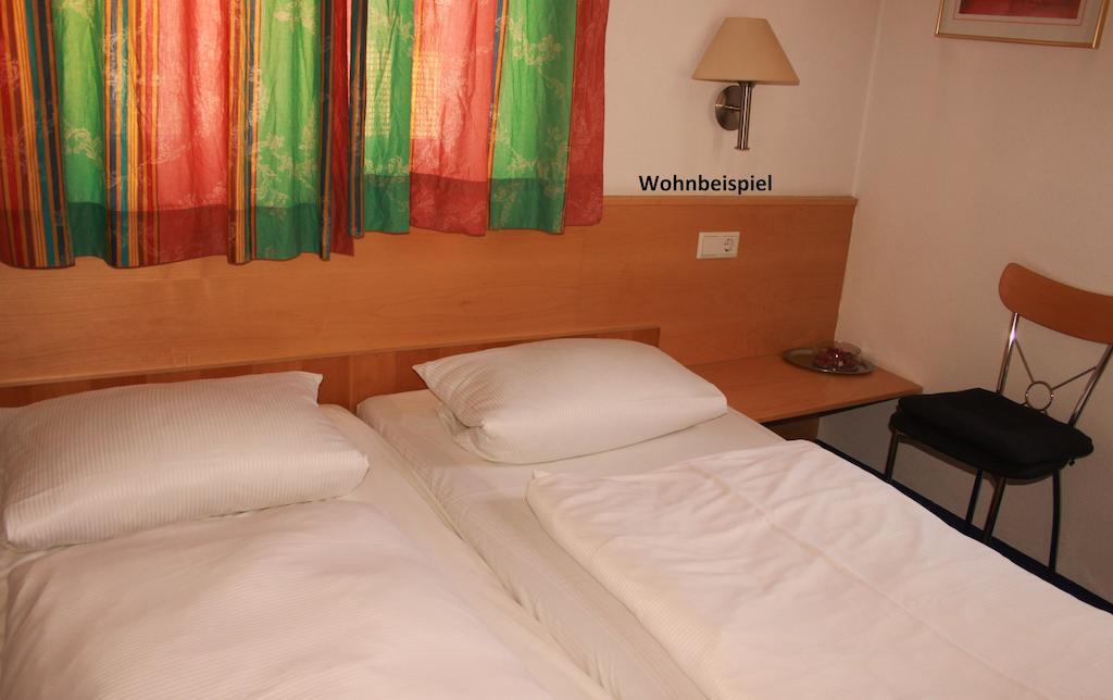 City Hotel Meesenburg Wurtzbourg Chambre photo