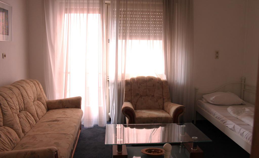 City Hotel Meesenburg Wurtzbourg Chambre photo